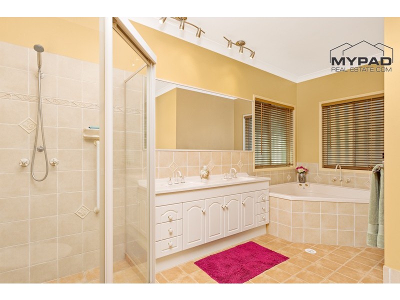 1 Spinebill Drive, Greenbank QLD 4124