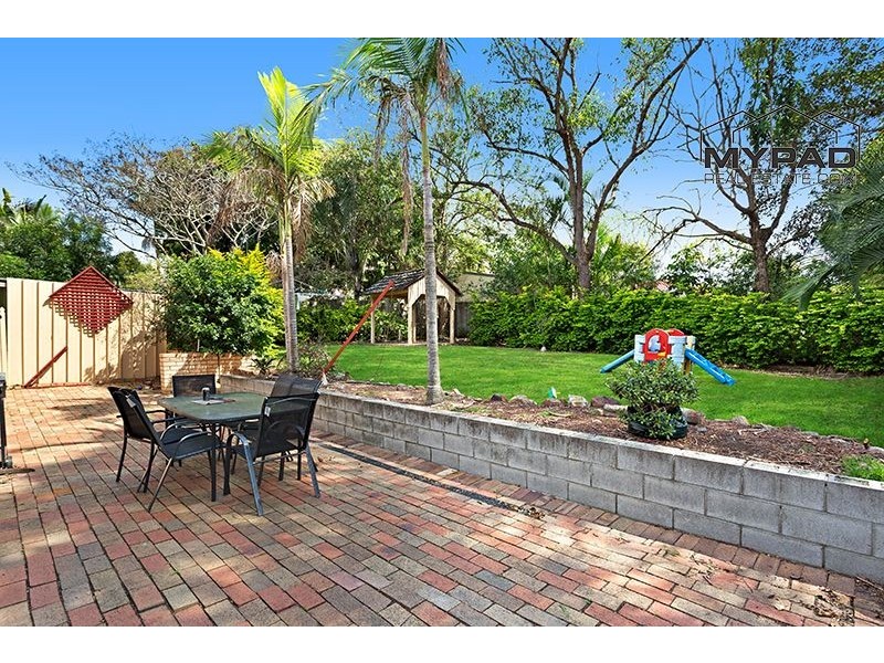 96 Conifer St, Hillcrest QLD 4118