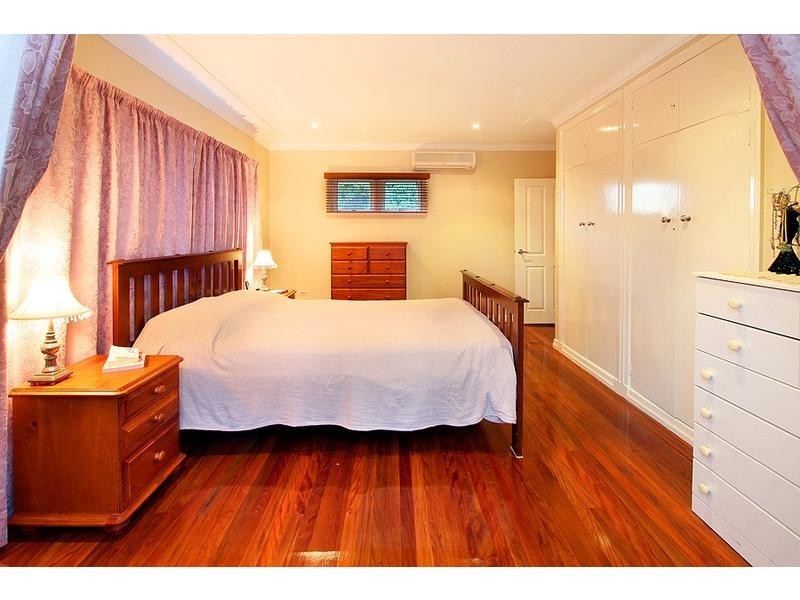 10 Embie Street, Holland Park West QLD 4121