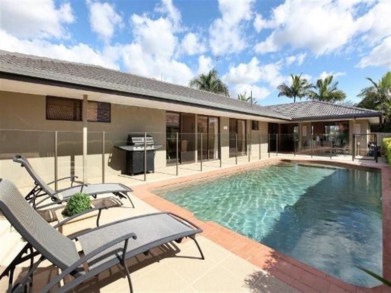 28 Welby St, Broadbeach Waters QLD 4218