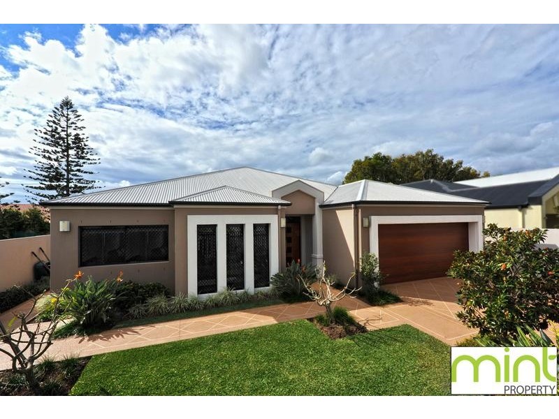 8 Waterview Crescent, Sorrento QLD 4217