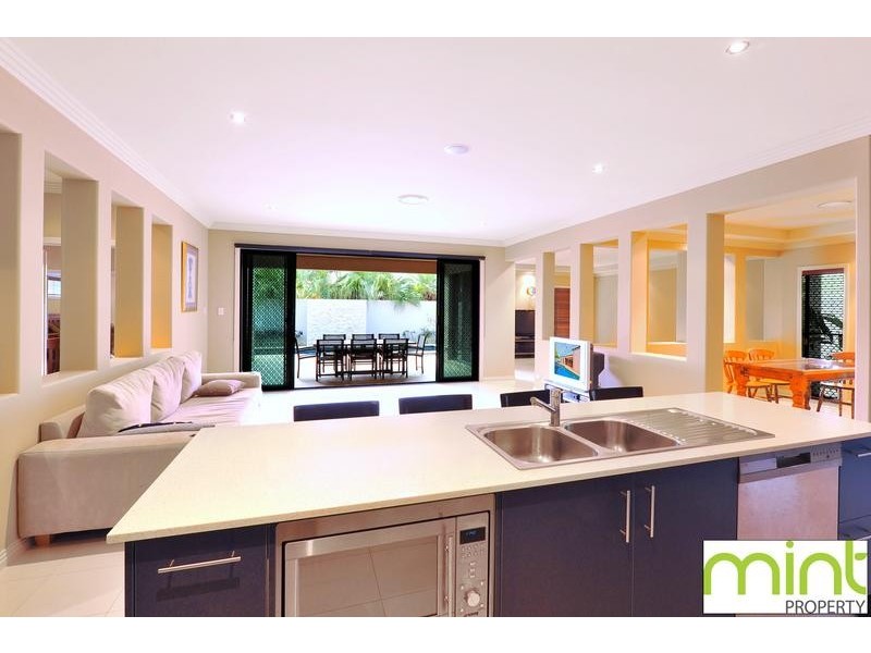 8 Waterview Crescent, Sorrento QLD 4217