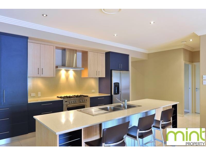 8 Waterview Crescent, Sorrento QLD 4217