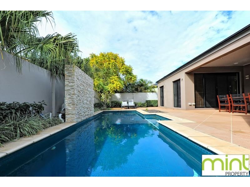 8 Waterview Crescent, Sorrento QLD 4217