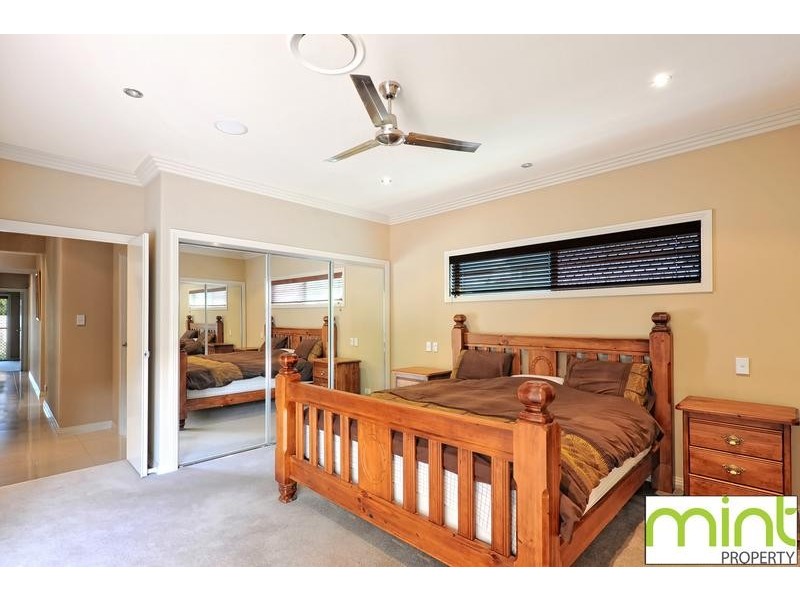 8 Waterview Crescent, Sorrento QLD 4217