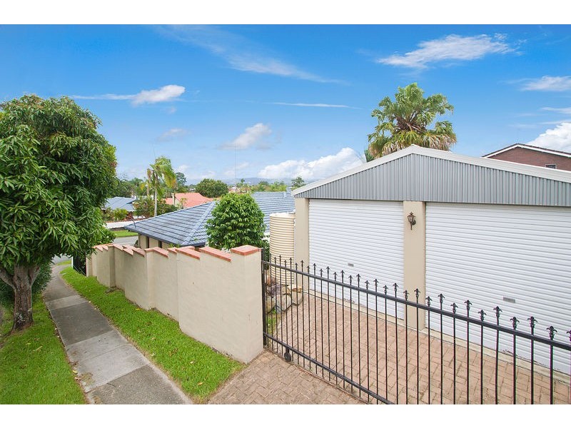 1 Marbella Drive, Benowa QLD 4217