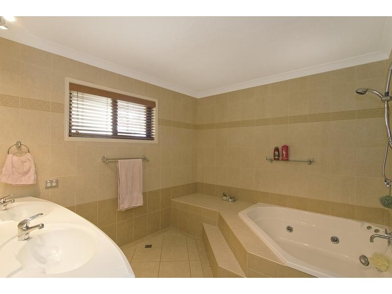 46 Dunkeith Av, Benowa QLD 4217