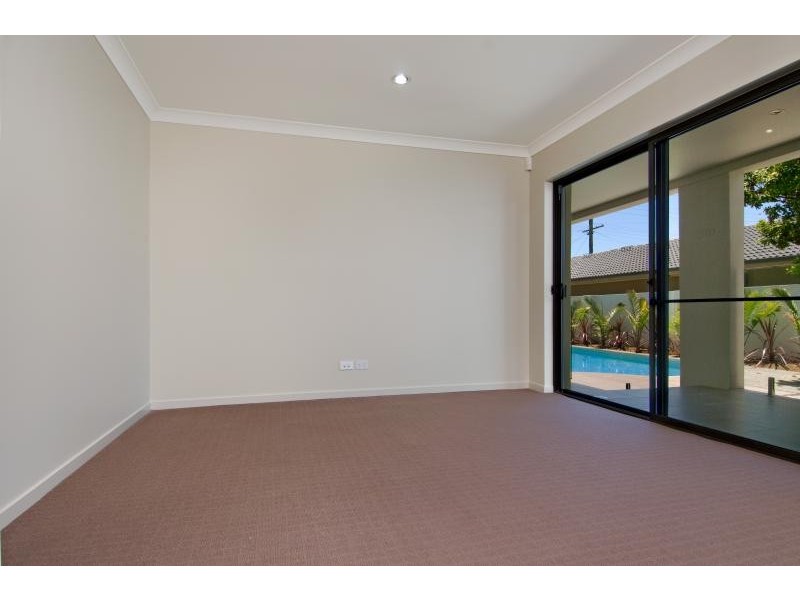 10 Meredith Dr, Broadbeach Waters QLD 4218