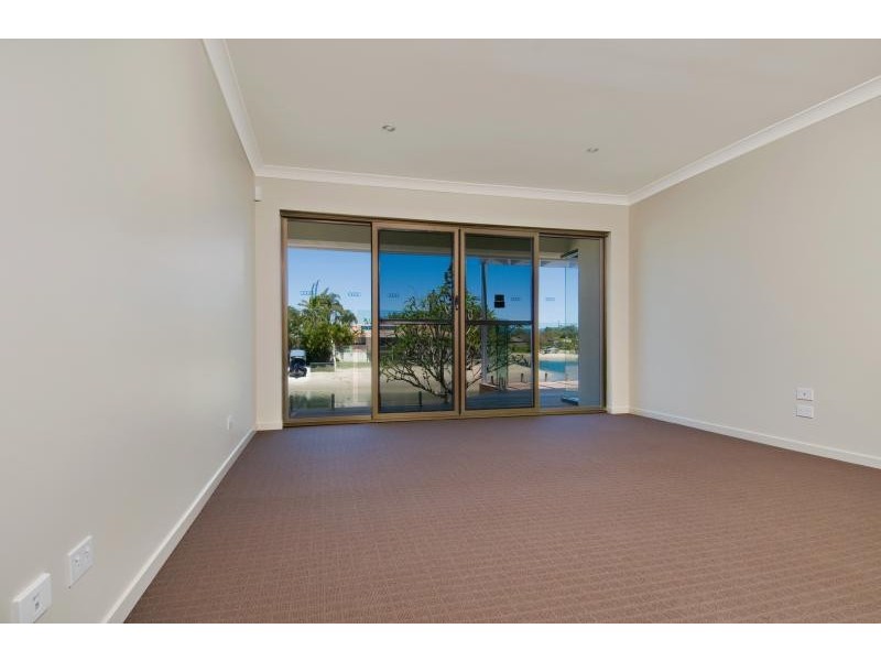 10 Meredith Dr, Broadbeach Waters QLD 4218