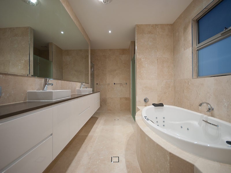 3023 The Boulevarde, Benowa QLD 4217