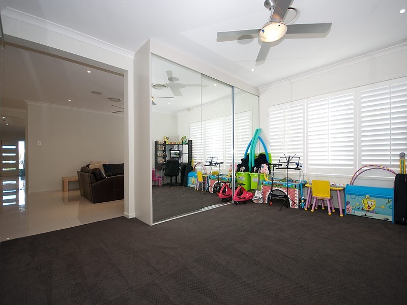 6004 The Boulevarde, Benowa QLD 4217