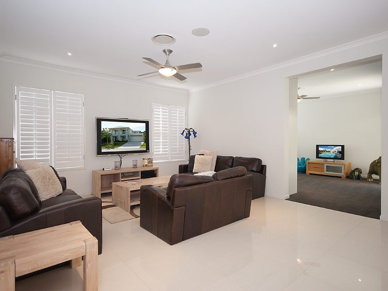 6004 The Boulevarde, Benowa QLD 4217