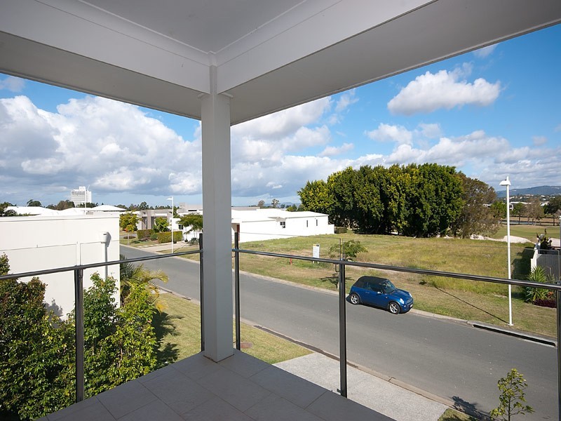 6004 The Boulevarde, Benowa QLD 4217