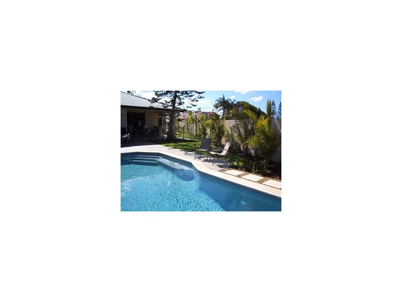 1 St Mortiz, Sorrento QLD 4217