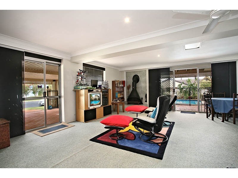 12 Kinloch Ave, Benowa QLD 4217