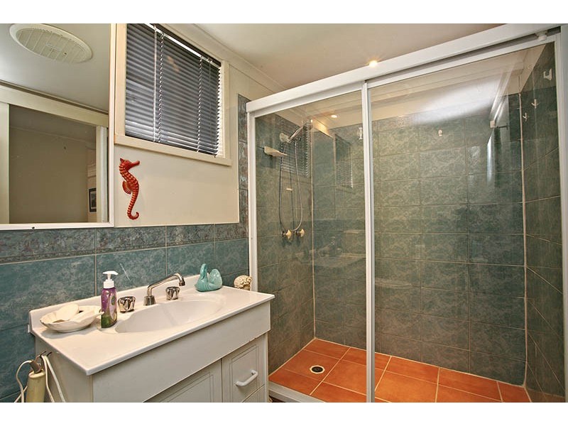12 Kinloch Ave, Benowa QLD 4217
