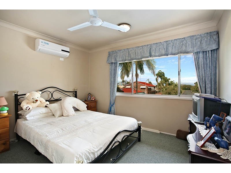 12 Kinloch Ave, Benowa QLD 4217