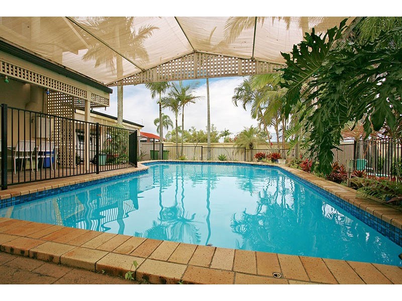 12 Kinloch Ave, Benowa QLD 4217