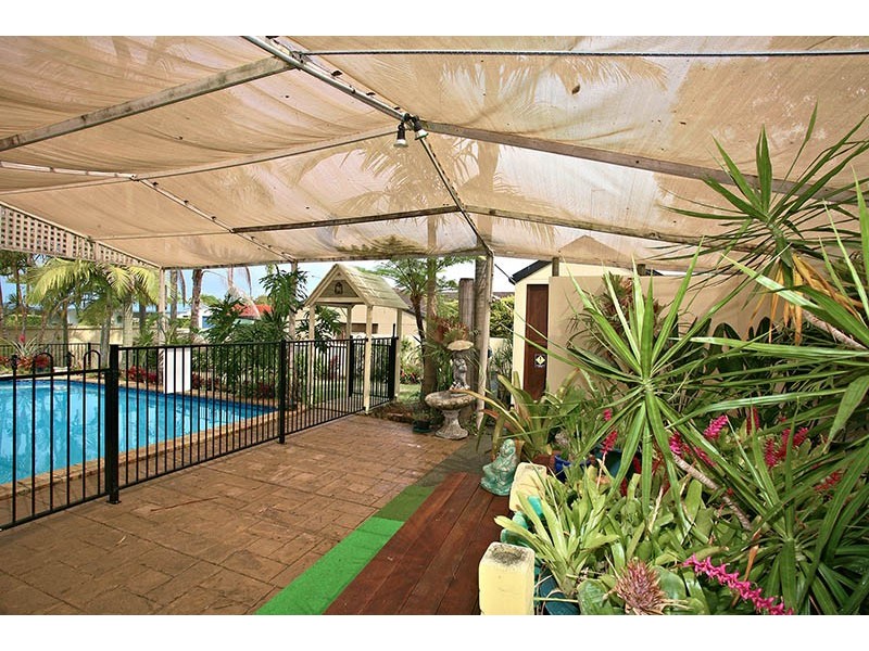 12 Kinloch Ave, Benowa QLD 4217