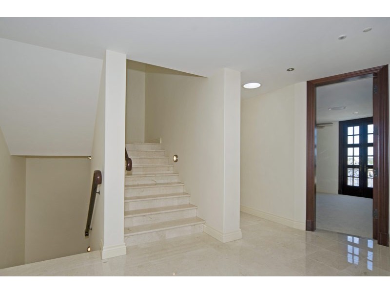 55 Knightsbridge Parade West, Paradise Point QLD 4216