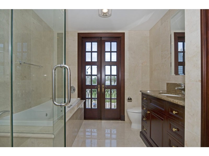 55 Knightsbridge Parade West, Paradise Point QLD 4216