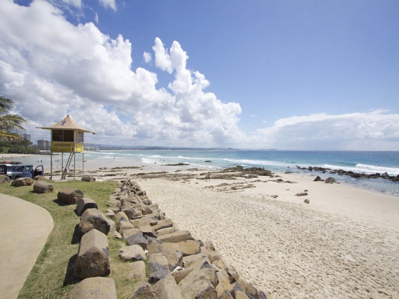 17 Petrie Street, Rainbow Bay QLD 4225