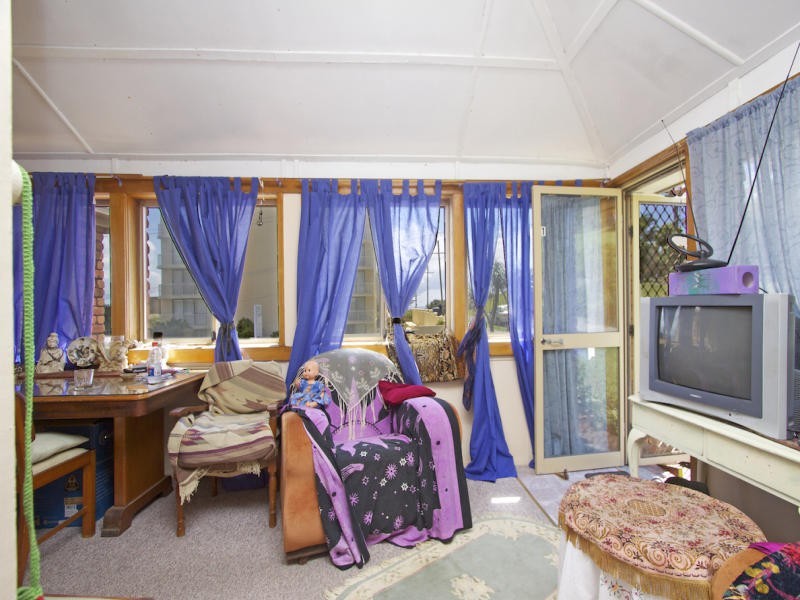17 Petrie Street, Rainbow Bay QLD 4225