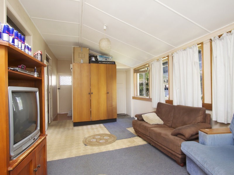 17 Petrie Street, Rainbow Bay QLD 4225