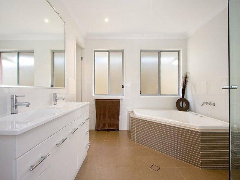 82 Botanical Circuit, Banora Point NSW 2486