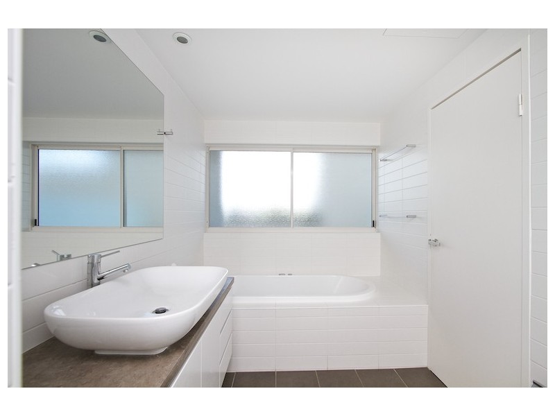 102/2 Creek Street ‘Kirra Surf’, Kirra QLD 4225
