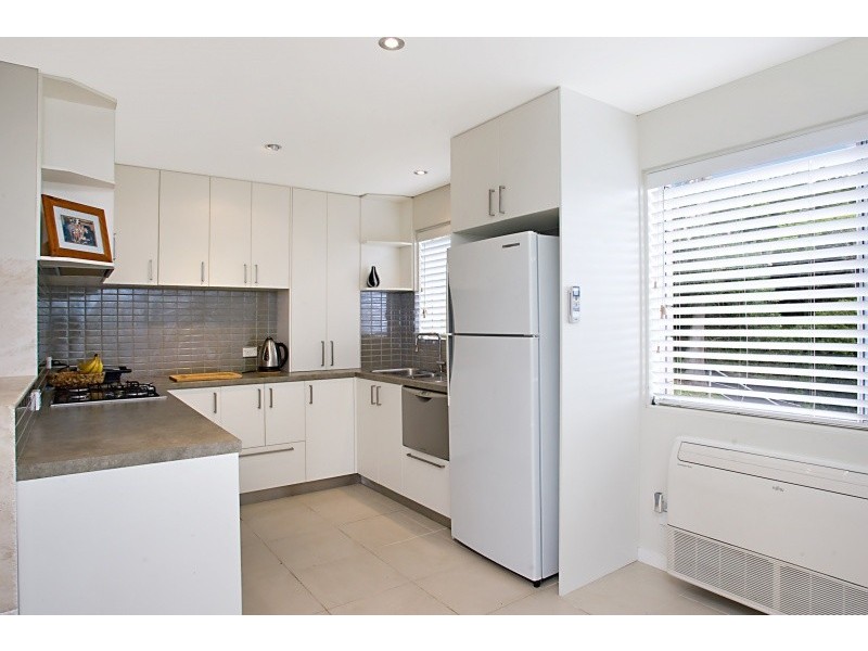 2/23 Tweed Street, Coolangatta QLD 4225