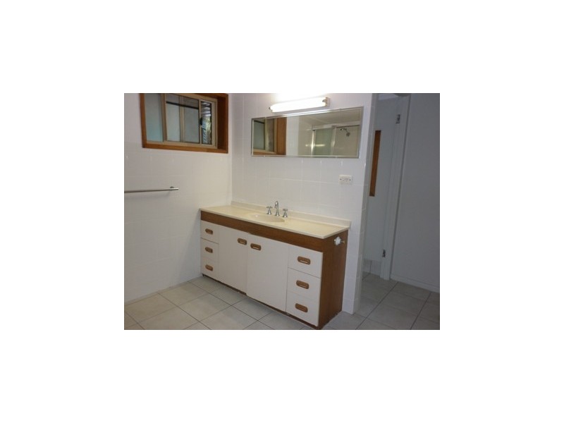 2/37 Cnr Petrie and Eden Avenue, Rainbow Bay QLD 4225