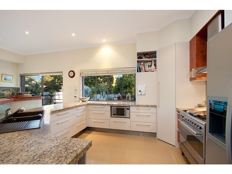 4 Bolton Street, Kirra QLD 4225