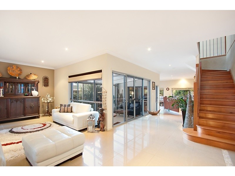 4 Bolton Street, Kirra QLD 4225