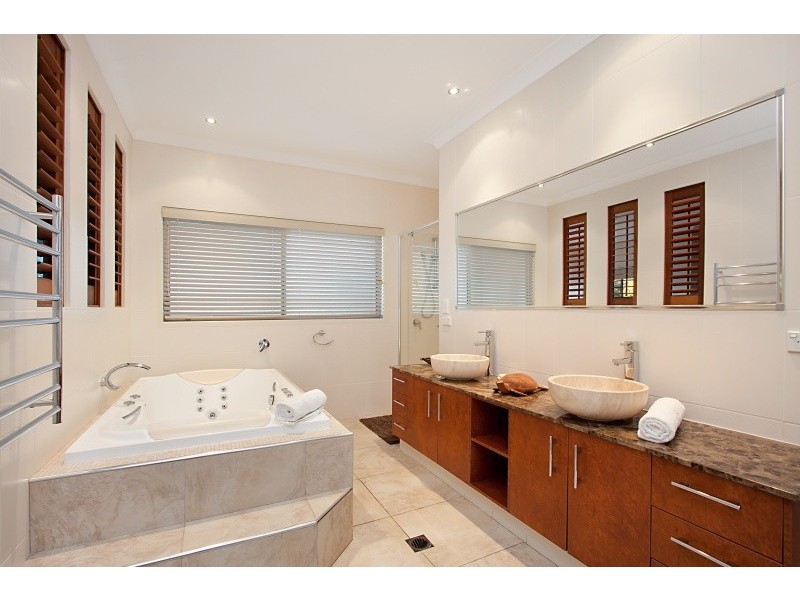 4 Bolton Street, Kirra QLD 4225