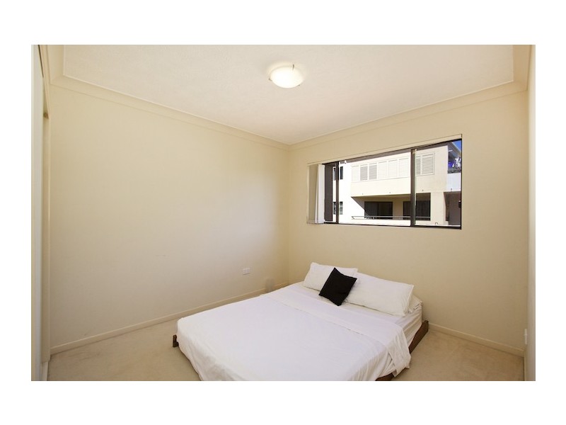 4/33 Dixon Street, Coolangatta QLD 4225