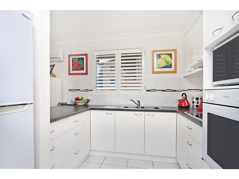 2/74 Stapylton Street, Coolangatta QLD 4225