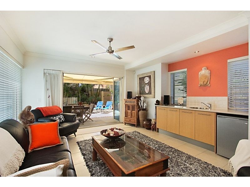 2/195 Golden Four Drive, Bilinga QLD 4225