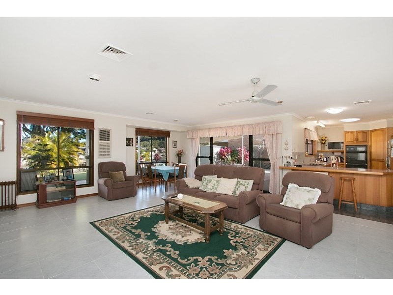 16 Captains Way, Banora Point NSW 2486