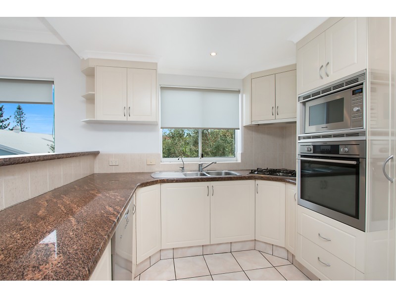 2/100 Pacific Parade, Bilinga QLD 4225
