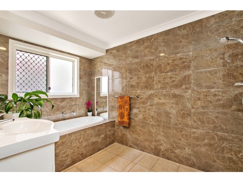 18 Champagne Drive, Banora Point NSW 2486