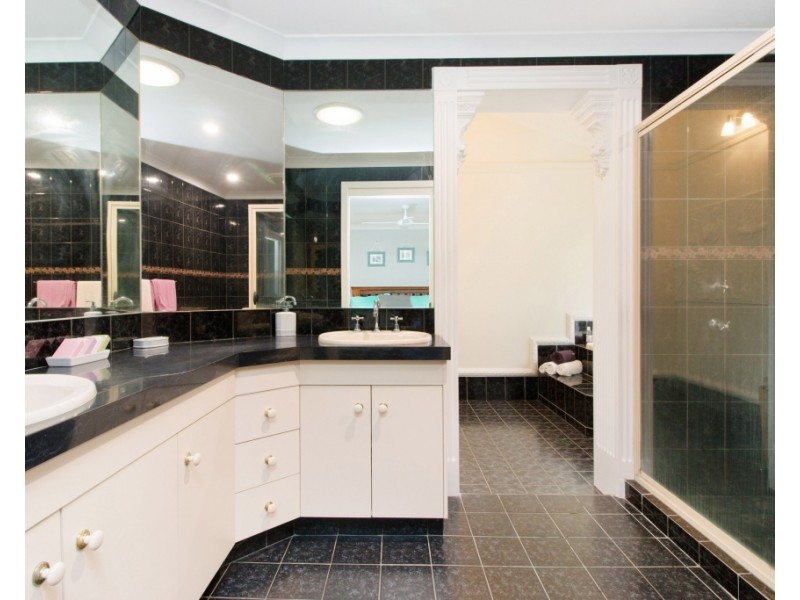 30 Cornwall Drive, Elanora QLD 4221