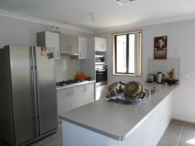 12 Drummond Ave, Ropes Crossing NSW 2760