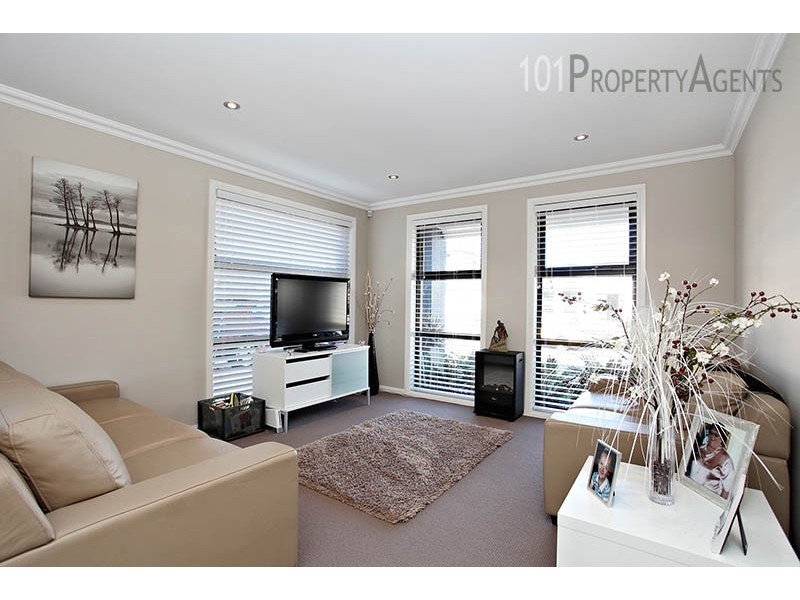 6 Maiden St, Ropes Crossing NSW 2760