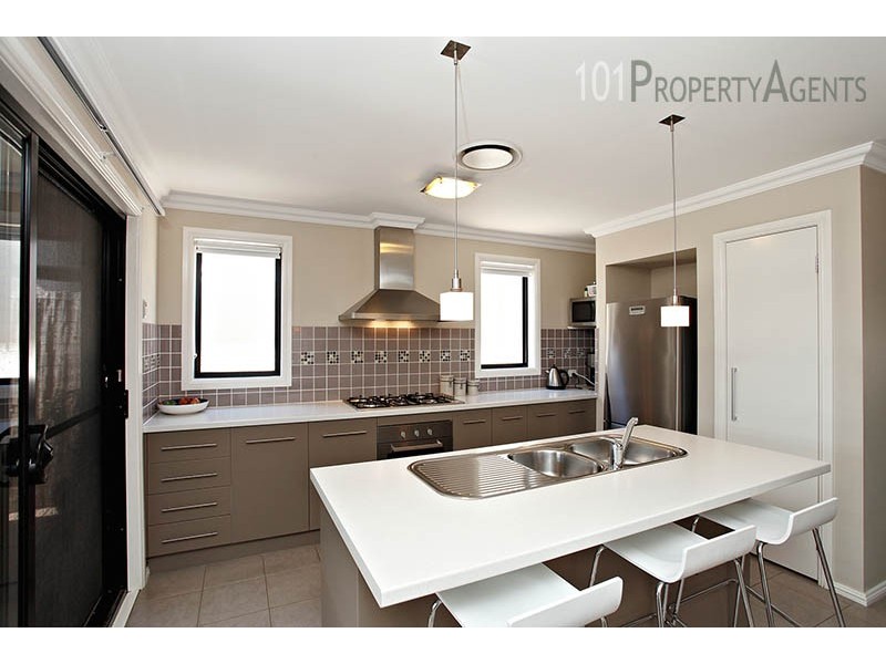 6 Maiden St, Ropes Crossing NSW 2760