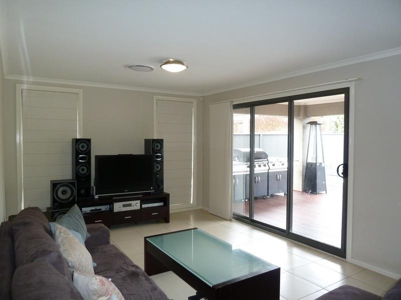 19 Jenkin St, Ropes Crossing NSW 2760