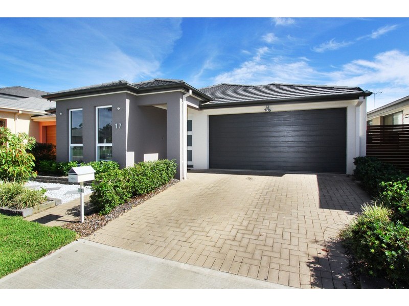 17 Jenkin St, Ropes Crossing NSW 2760