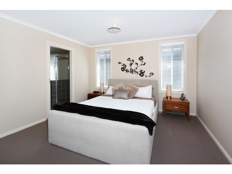 17 Jenkin St, Ropes Crossing NSW 2760