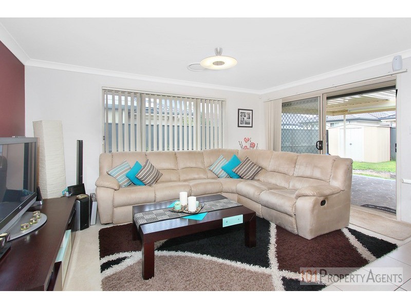 13 Maiden st, Ropes Crossing NSW 2760