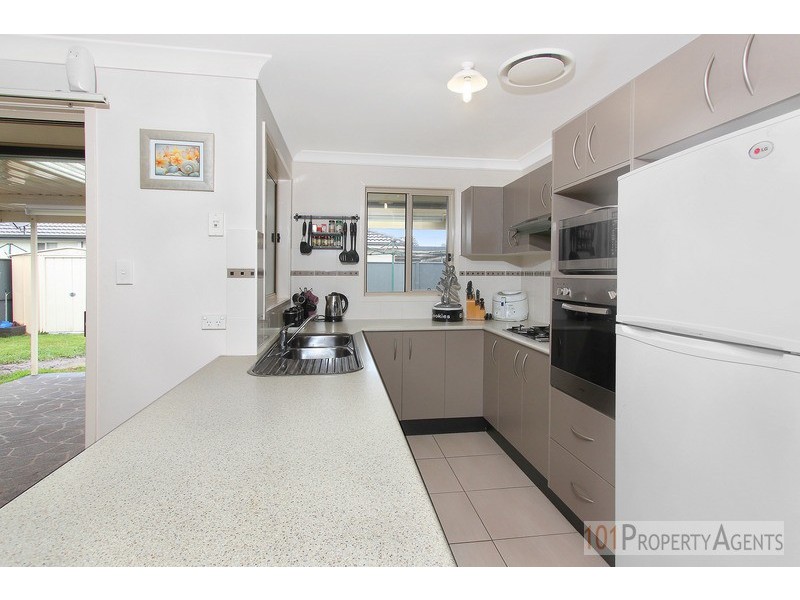 13 Maiden st, Ropes Crossing NSW 2760